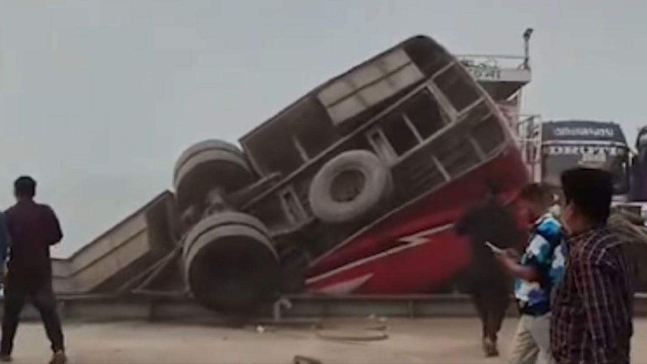 সড়ক দুর্ঘটনা: জনস্বাস্থ্য ঝুঁকি, কারণ ও করণীয়