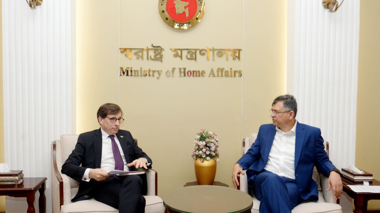 স্মার্ট পুলিশিং ও আইনশৃঙ্খলা সংস্কারে ফ্রান্সের সহায়তা চাইলেন স্বরাষ্ট্রমন্ত্রী