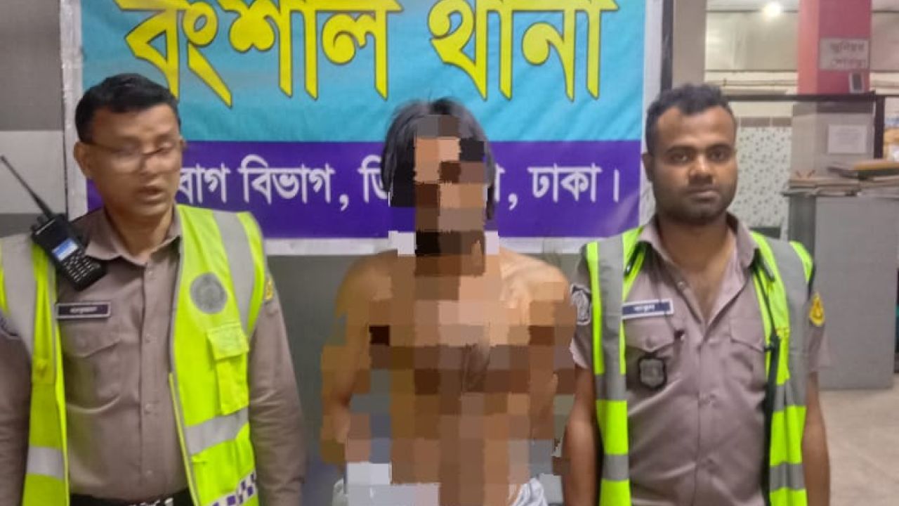 জীবন বাজি রেখে অস্ত্রসহ চিহ্নিত ছিনতাইকারী গ্রেফতার কর‌লো পুলিশ