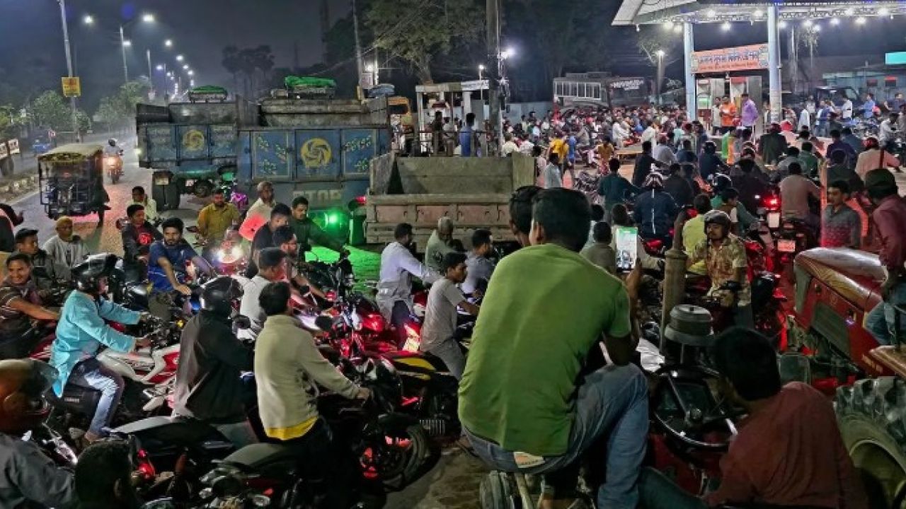 তেলের পর্যাপ্ত মজুতেও পাম্পে ভিড়, নেপথ্যে কী?