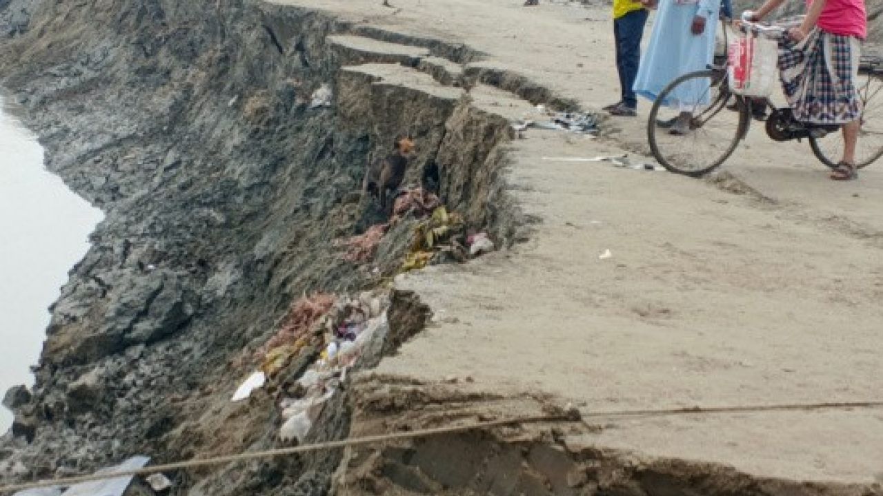বেতনা নদীর ভাঙনে ঝুঁকিতে বুধহাটা বাজার, বিলীন হচ্ছে বেড়িবাঁধ