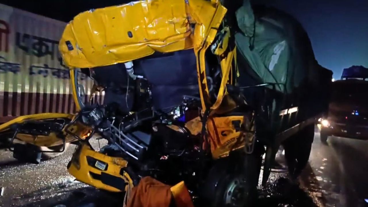 ফেনীতে কাভার্ডভ্যানের পেছনে ট্রাকের ধাক্কায় চালক নিহত