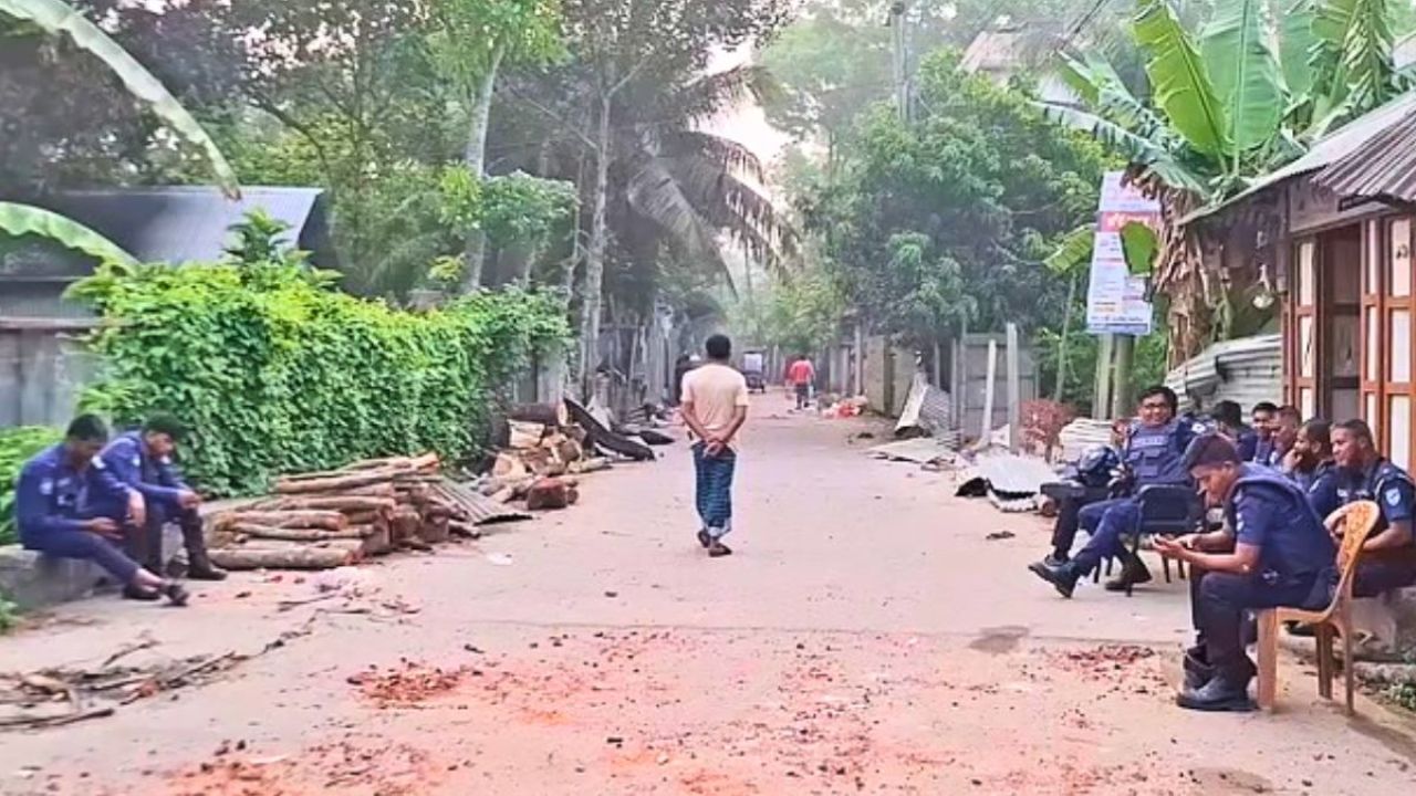 বিয়ের অনুষ্ঠানে চেয়ারে বসা নিয়ে বিরোধের জেরে সংঘর্ষ, শতাধিক ককটেল বিস্ফোরণ