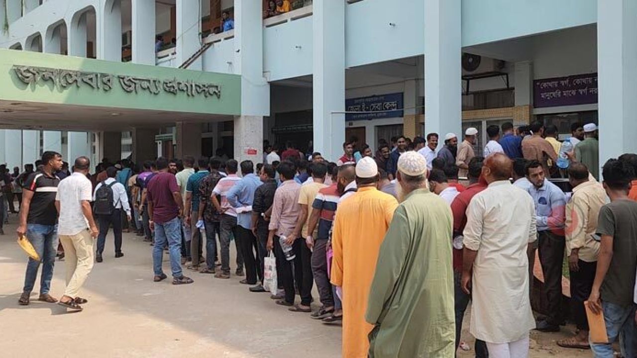 চুয়াডাঙ্গায় ফুয়েল কার্ড নিতে ভোগান্তি, লাইনে দাঁড়ানো নিয়ে হাতাহাতি