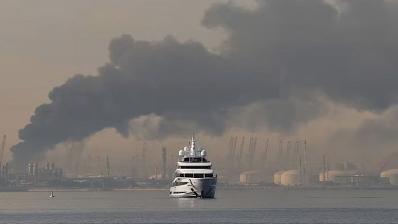 দুবাই বন্দরে কুয়েতি তেলবাহী ট্যাংকারে ইরানের হামলা