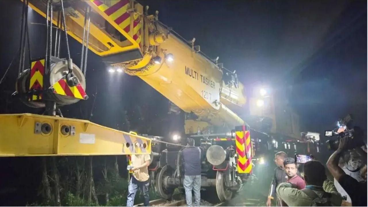 বগুড়ায় ‘নীলসাগর এক্সপ্রেস’ লাইনচ্যুত: তিন পর্যায়ে দায়িত্বে অবহেলা