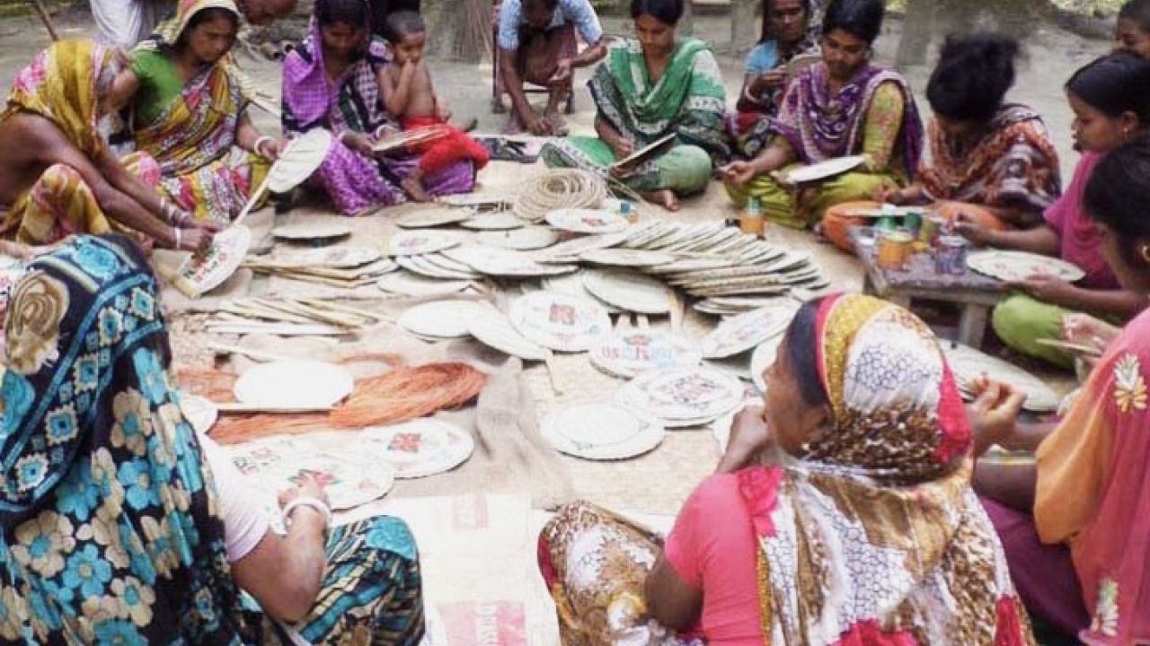 চিতলমারীতে হাতপাখা তৈরিতে ব্যস্ত কারিগর