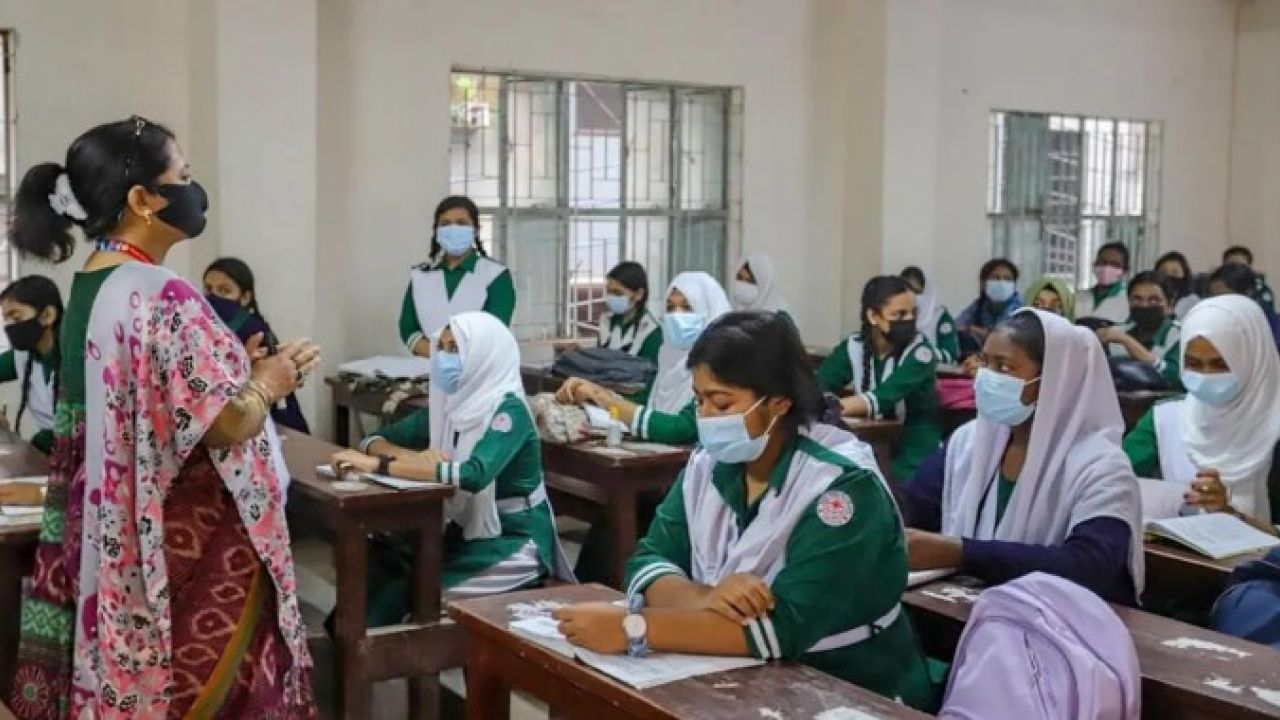 এক দিন সশরীরে পরদিন অনলাইনে ক্লাস