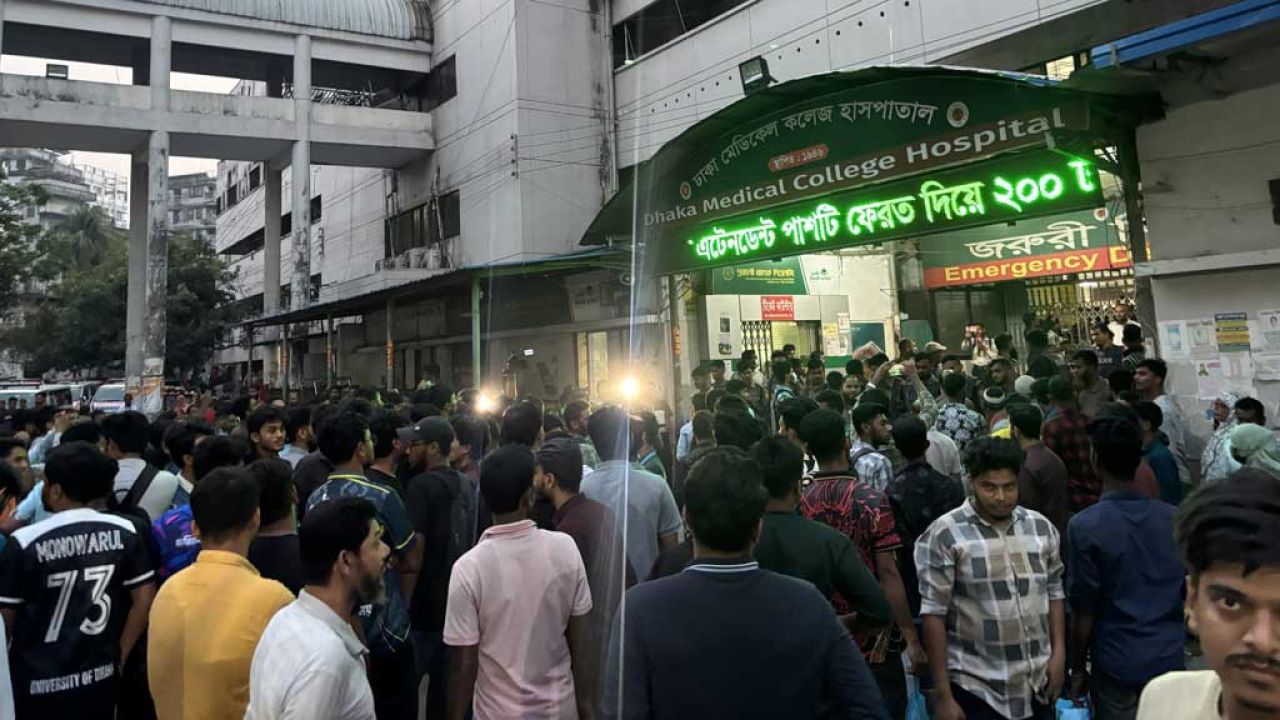 ঢামেক ও ঢাবি শিক্ষার্থীদের সংঘর্ষে রণক্ষেত্র ঢাকা মেডিকেল