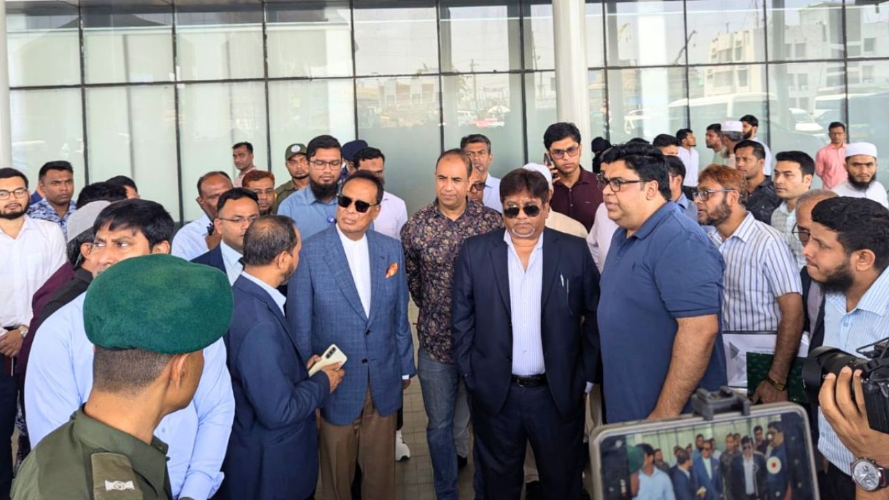 কক্সবাজার বিমানবন্দর-রেলস্টেশনে ফ্রি ওয়াইফাই সেবা পরিদর্শনে মন্ত্রী