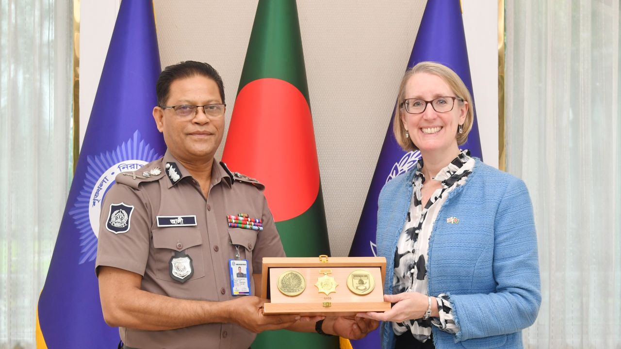 আইজিপির সঙ্গে সারা কুকের সাক্ষাৎ