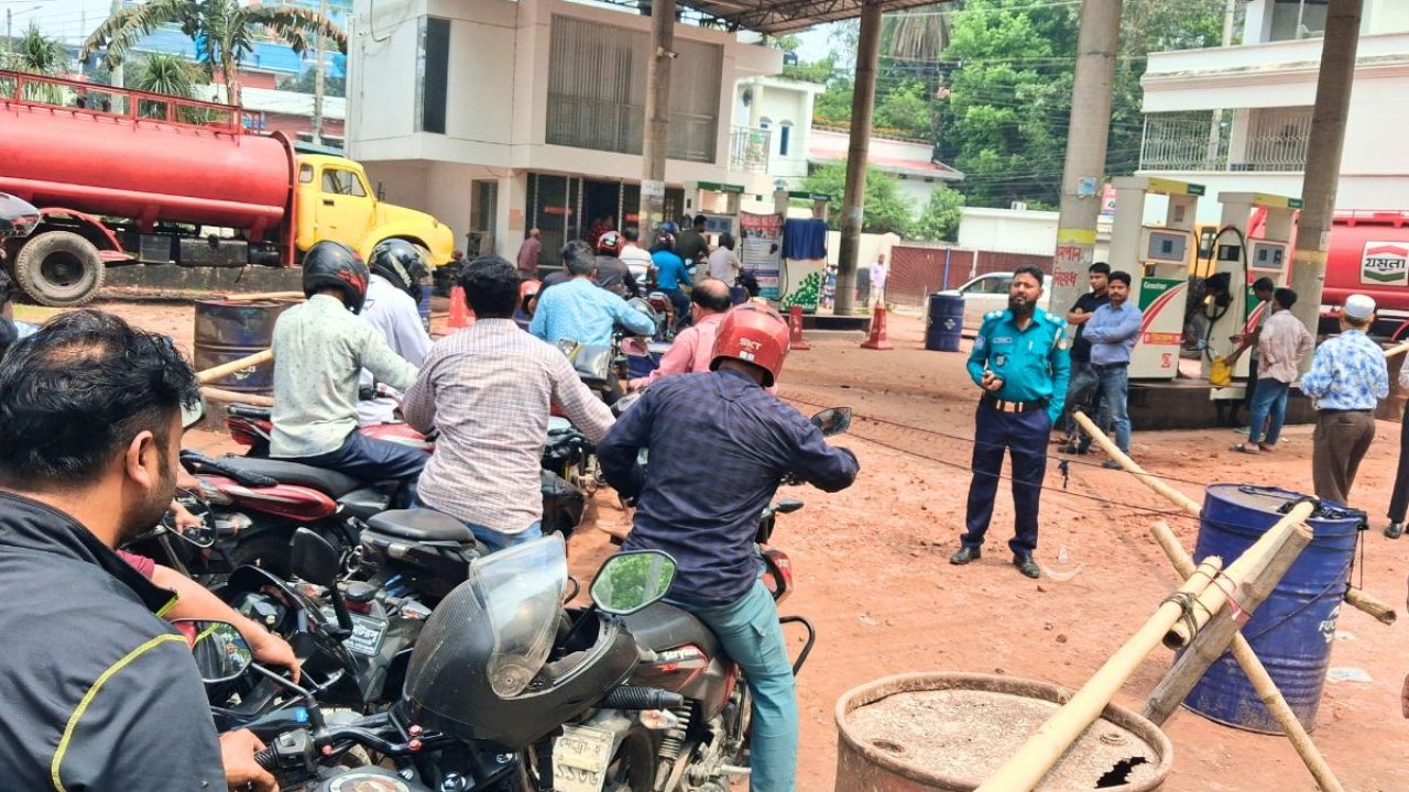 রংপুরে তেলের জন্য হাহাকার, পাম্পে পুলিশ মোতায়েন