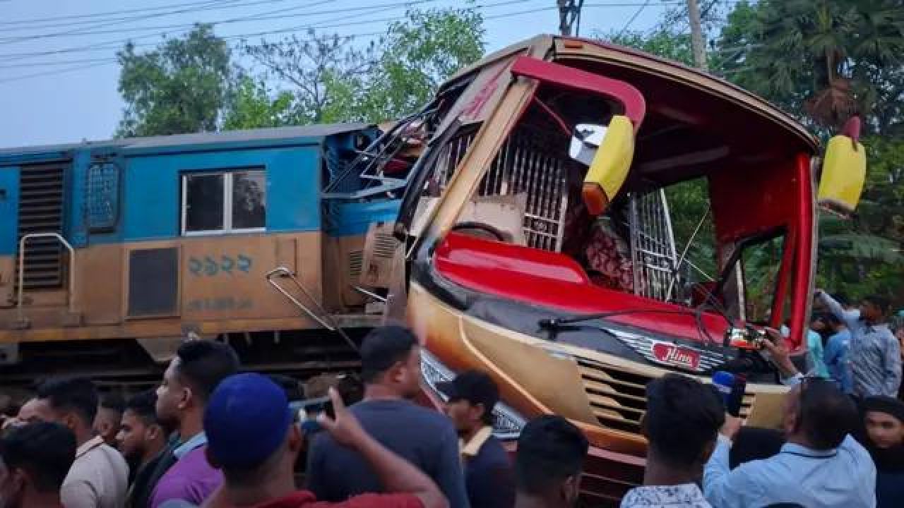কুমিল্লার ট্রেন দুর্ঘটনা: দায় শুধু গেটম্যানের নয়