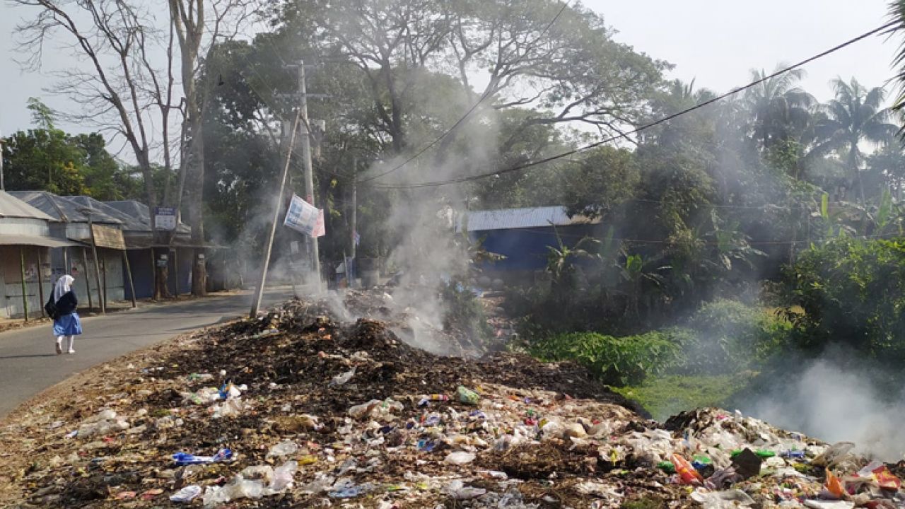 রাস্তা নাকি ময়লার ভাগাড়