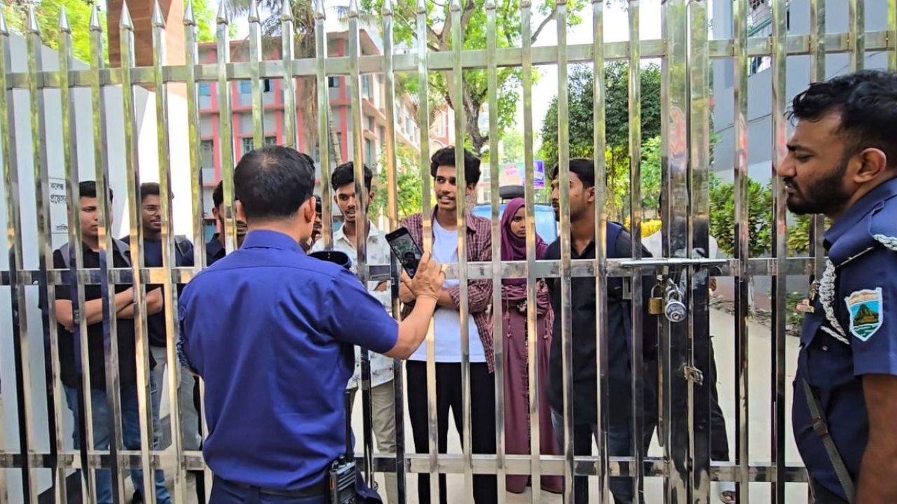 বার্ষিক ক্রীড়া ও সাংস্কৃতিক অনুষ্ঠানের দাবিতে বদলগাছী সরকারি কলেজে তালা