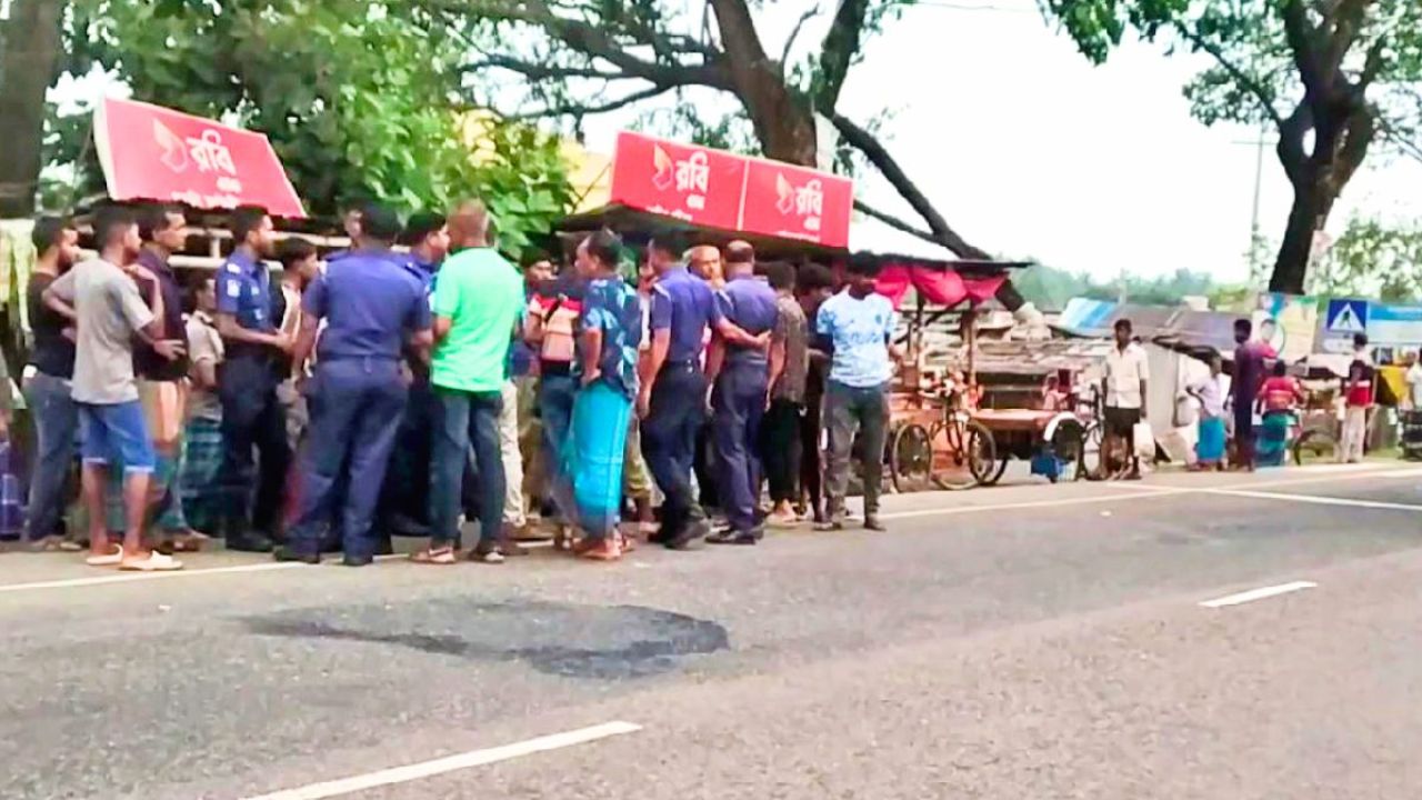 মহাসড়ক পার হতে গিয়ে প্রাণ হারাল স্কুলছাত্র