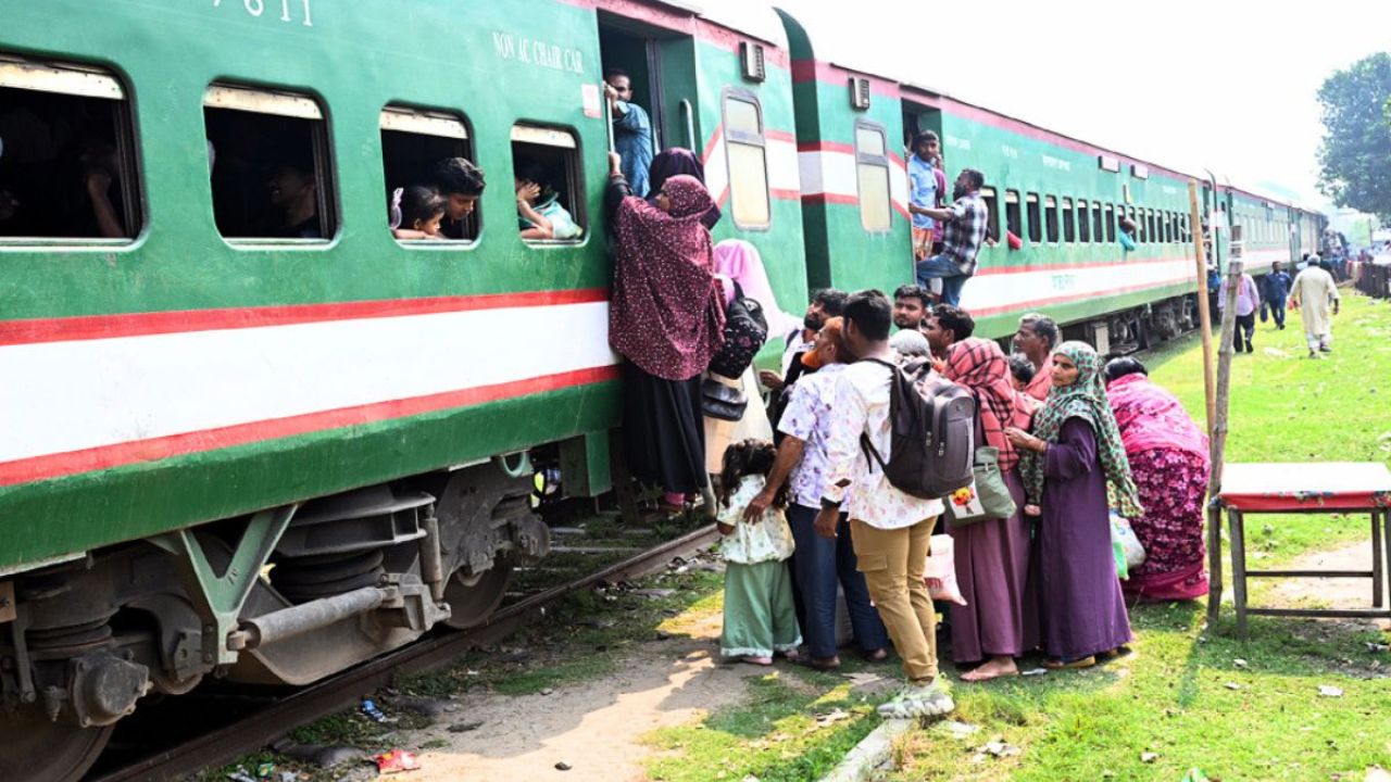 ৫ ফুট উঁচু কামরায় ওঠার ‘যুদ্ধ’