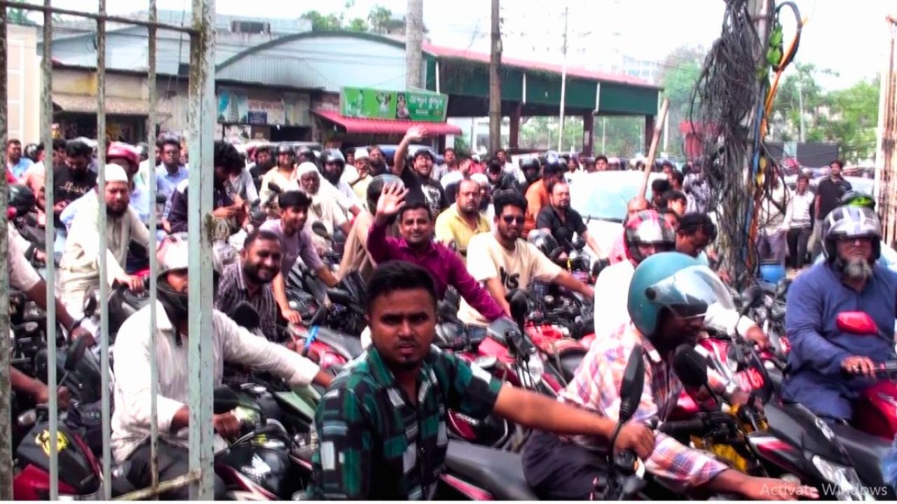 ময়মনসিংহে জ্বালানি তেলের তীব্র সংকট, পাম্পে উপচে পড়া ভিড়