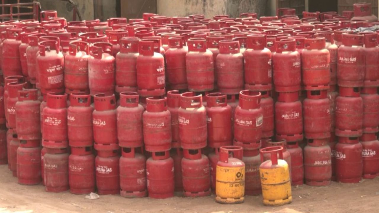 এলপি গ্যাসের দাম একলাফে বাড়ল ৩৮৭ টাকা