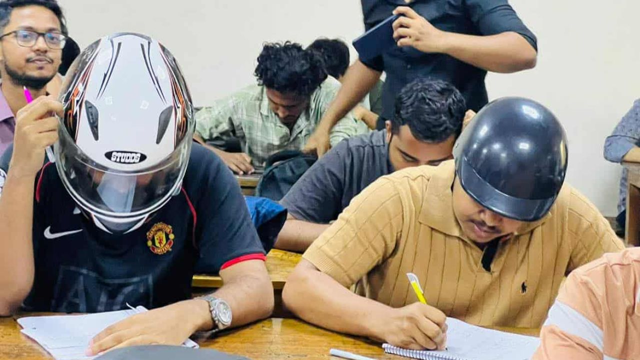 নিরাপত্তার শঙ্কায় হেলমেট পরে ক্লাসে জবি শিক্ষার্থী