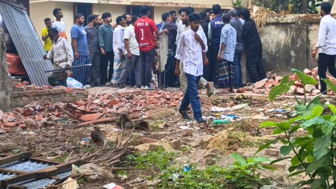 ফরিদগঞ্জে বিএনপি নেতার বাড়িতে হামলা-ভাঙচুর, সাংবাদিক ও পুলিশ লাঞ্ছিত