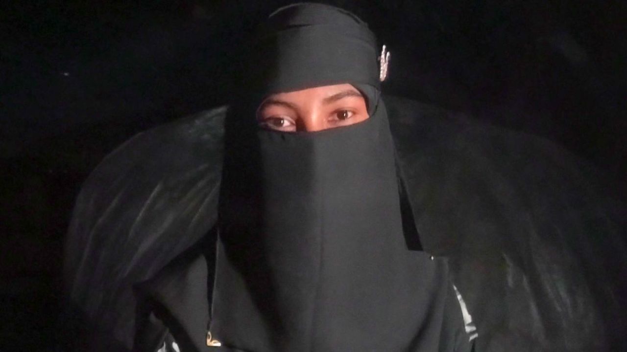 বিয়ের দাবিতে সেনাসদস্যের বাড়িতে তরুণীর অবস্থান