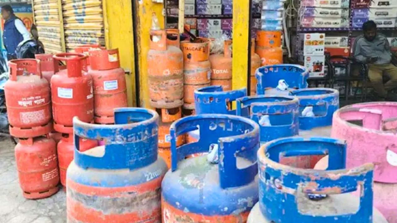  কালকিনিতে এলপিজি সিলিন্ডারের দাম নিয়ে নৈরাজ্য