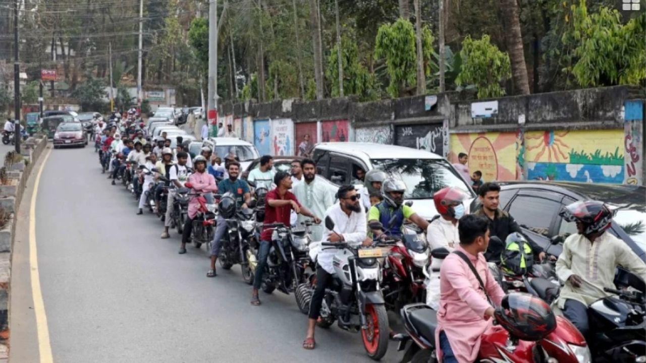 জ্বালানি তেলের সংকট: বিপাকে রাইড শেয়ারিং চালকরা