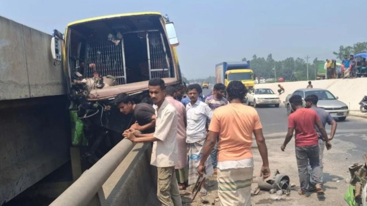 সিরাজগঞ্জে সড়ক দুঘর্টনায় নিহত ৩