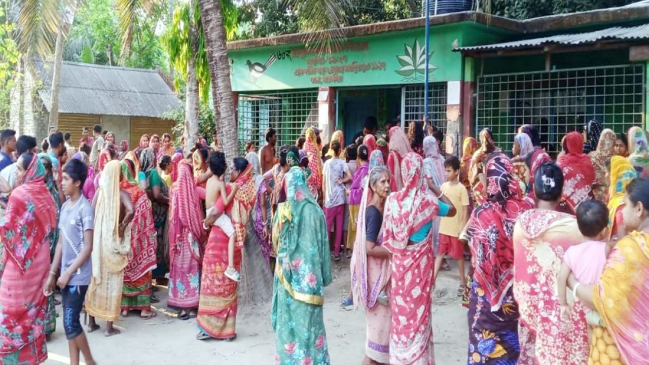 ছাত্রীকে রক্তাক্ত, স্কুল ঘেরাও করলো গ্রামবাসী