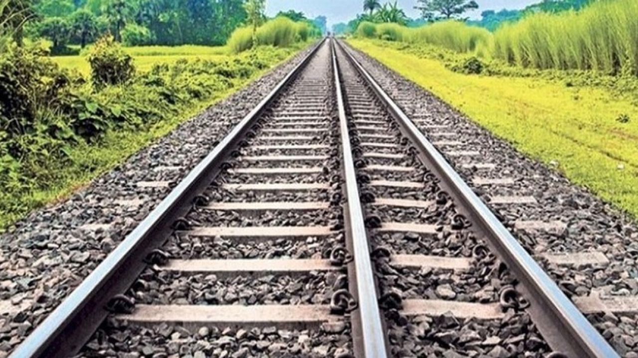 ট্রেনে কেটে স্ত্রী-ছেলের মৃত্যু, শোকে পাথর স্বামী