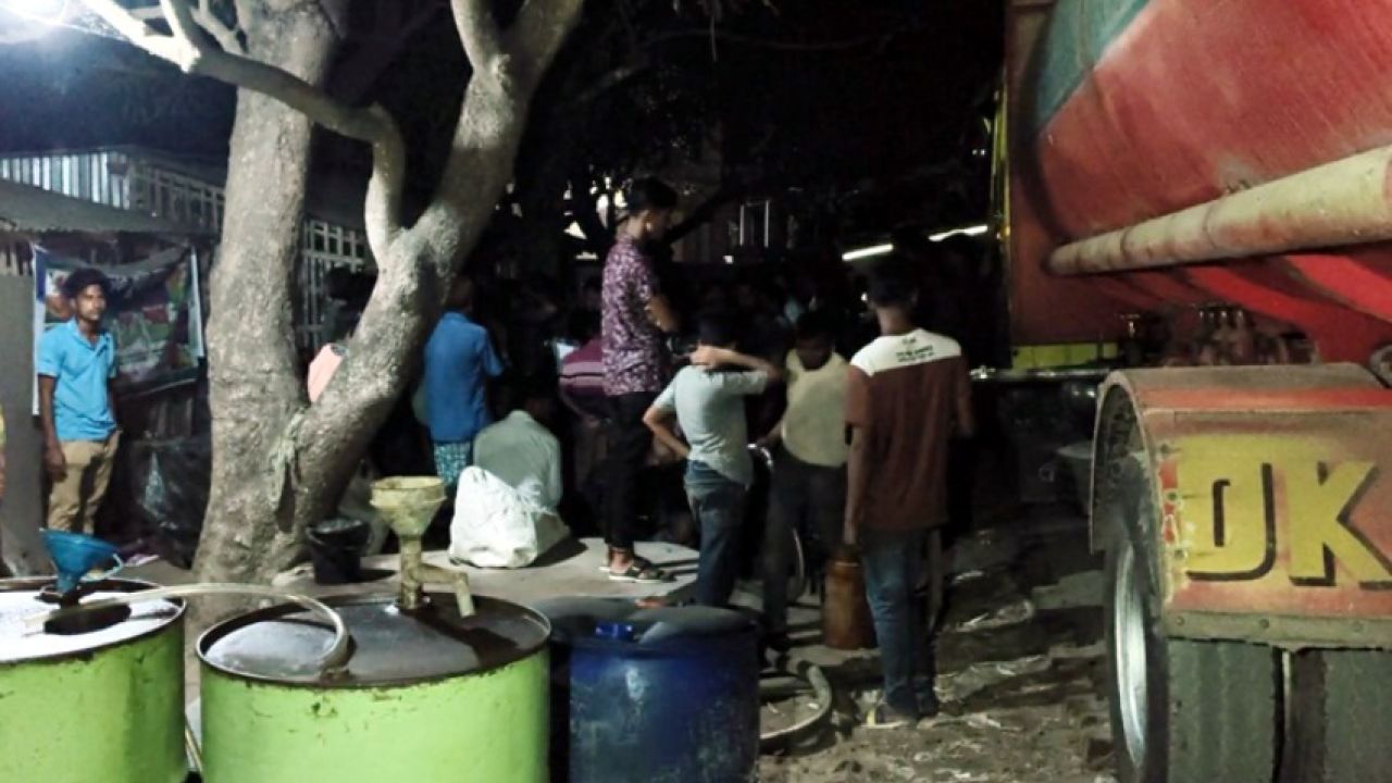গাংনীতে সাড়ে চার হাজার লিটার তেলসহ লরি জব্দ