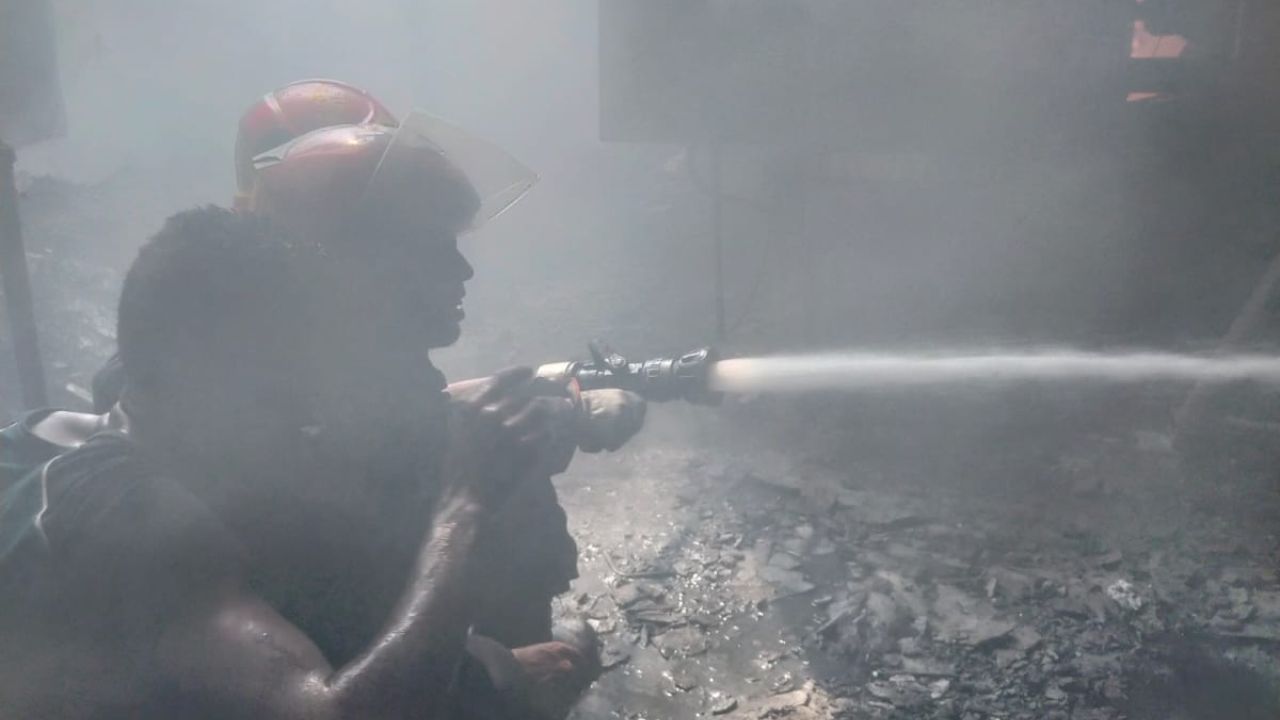 কেরানীগঞ্জে গ্যাস লাইটার কারখানায় আগুন