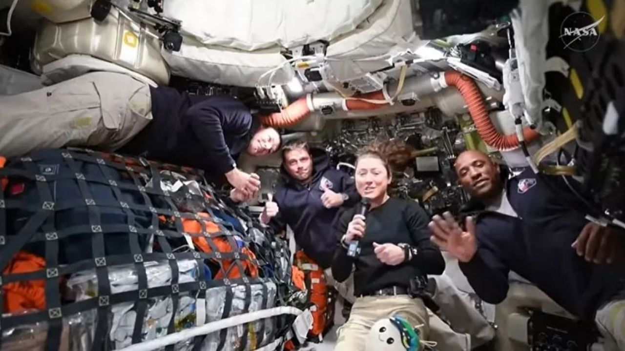 ছোট হয়ে আসছে পৃথিবী বড় হচ্ছে চাঁদ!