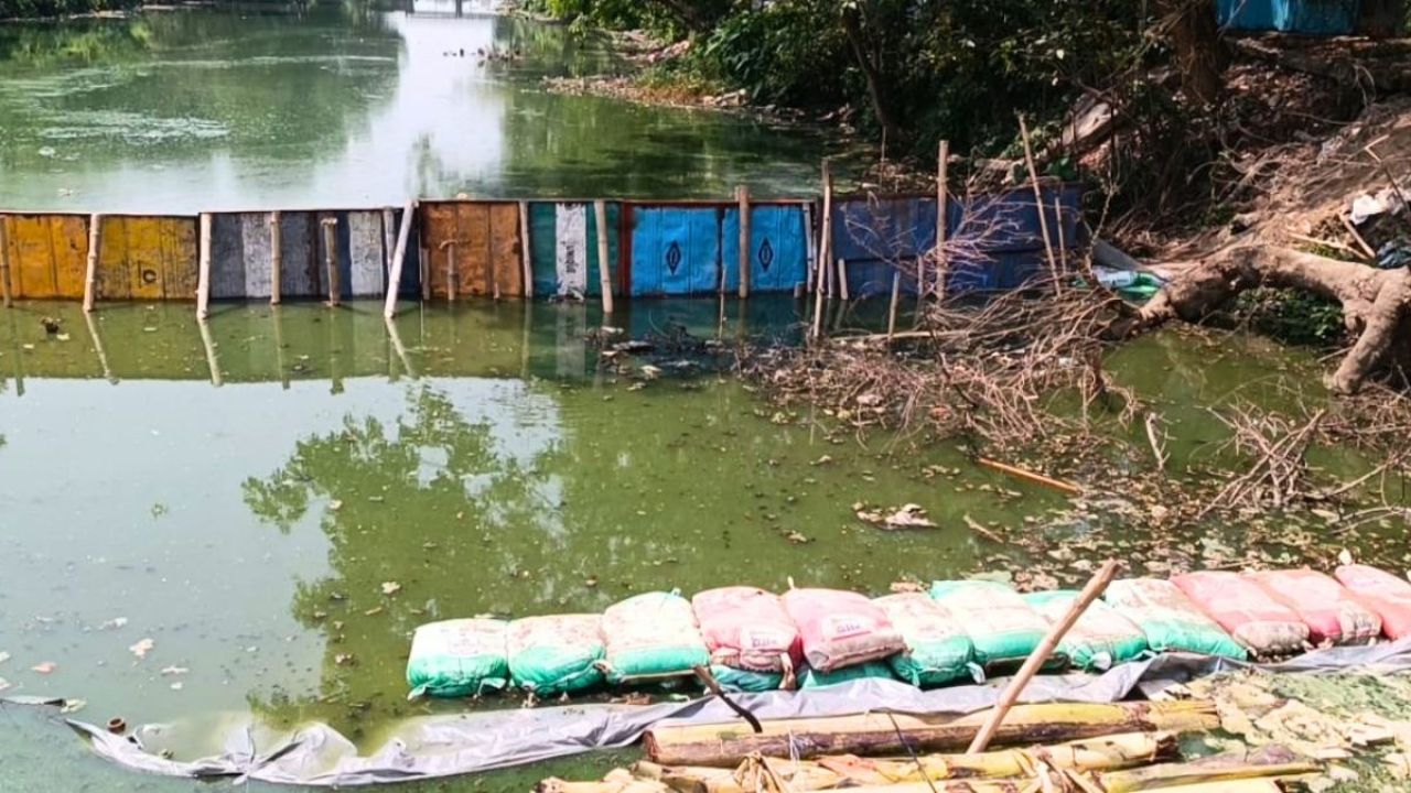 জীবননগরে খাল ভরাট করে রাস্তা নির্মাণের প্রতিবাদে মানববন্ধন