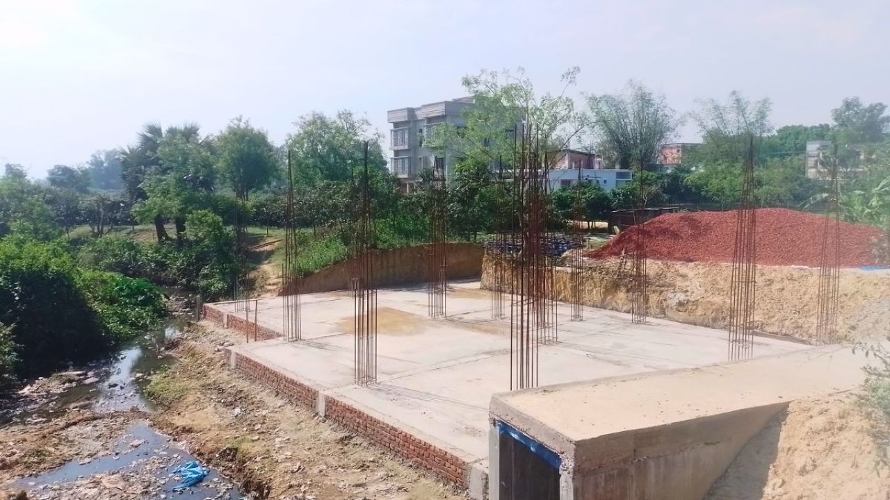 সাপাহারে খাড়ি দখল করে স্থাপনা নির্মাণ, প্লাবিত হওয়ার ঝুঁকিতে ৮ গ্রাম