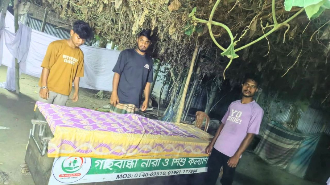 বাসের ধাক্কায় দম্পতির মৃত্যু, মায়ের মুখ দেখতে বিদেশ থেকে ফিরছেন ছেলে