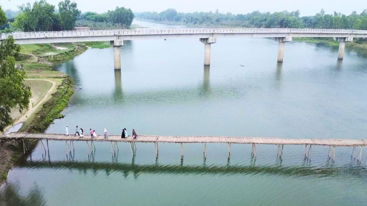 সেতু আছে সংযোগ সড়ক নেই, আত্রাই পারাপারে নৌকা-বাঁশের সাঁকোই ভরসা