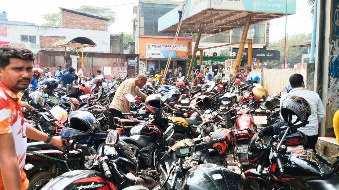 রংপুরে জ্বালানি তেলের তীব্র সংকট, পাম্পে পাম্পে যানবাহনের দীর্ঘ সারি