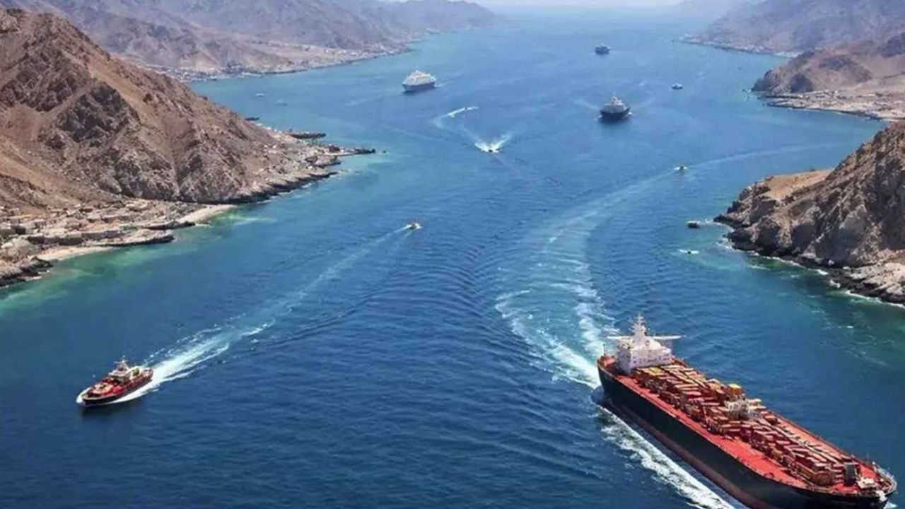 সুয়েজ থেকে হরমুজ: ইতিহাসের স্রোতে শক্তির সাঁঝবেলা