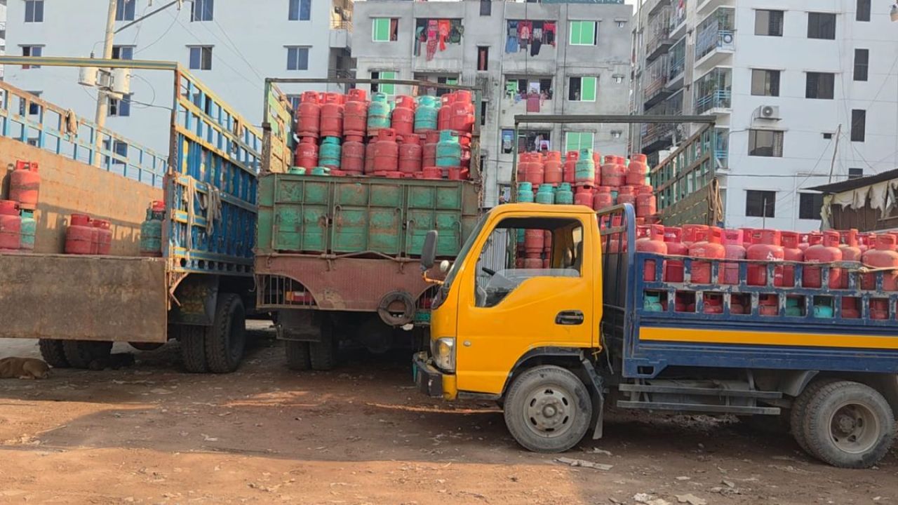 গাজীপুরে অবৈধ মজুদ ও বেশি দামে গ্যাস বিক্রি, ২ প্রতিষ্ঠানকে জরিমানা