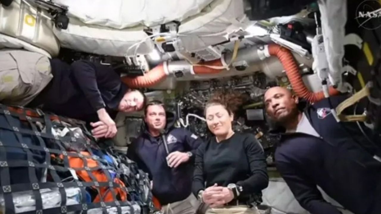 চাঁদের মাধ্যাকর্ষণ বলয়ের দিকে যাচ্ছেন নভোচারীরা