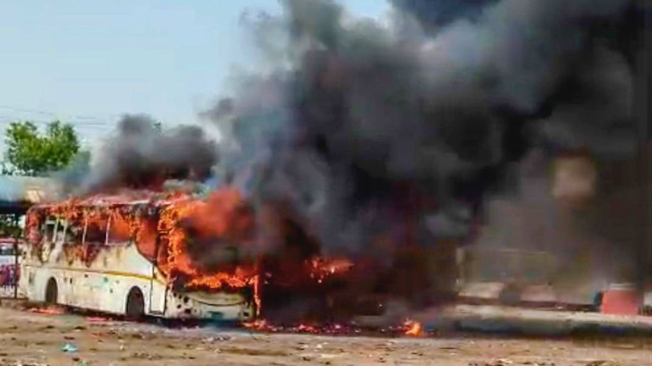 কুমিল্লায় টার্মিনালে দাঁড়িয়ে থাকা ৩ বাসে আগুন