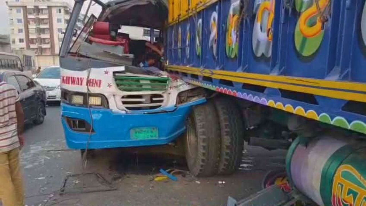 কোনাবাড়ী ফ্লাইওভারে দাঁড়িয়ে থাকা ট্রাকে বাসের ধাক্কা, নিহত ২