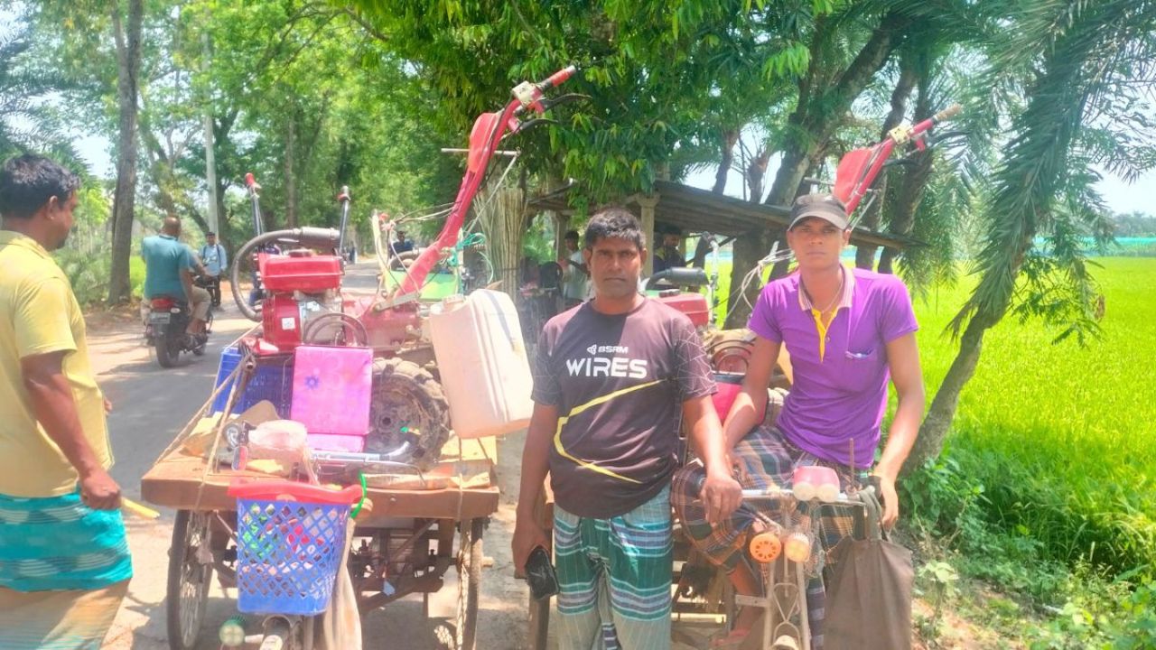 তেলের দাবিতে পাওয়ার টিলার নিয়ে ইউএনও কার্যালয়ে কৃষকরা