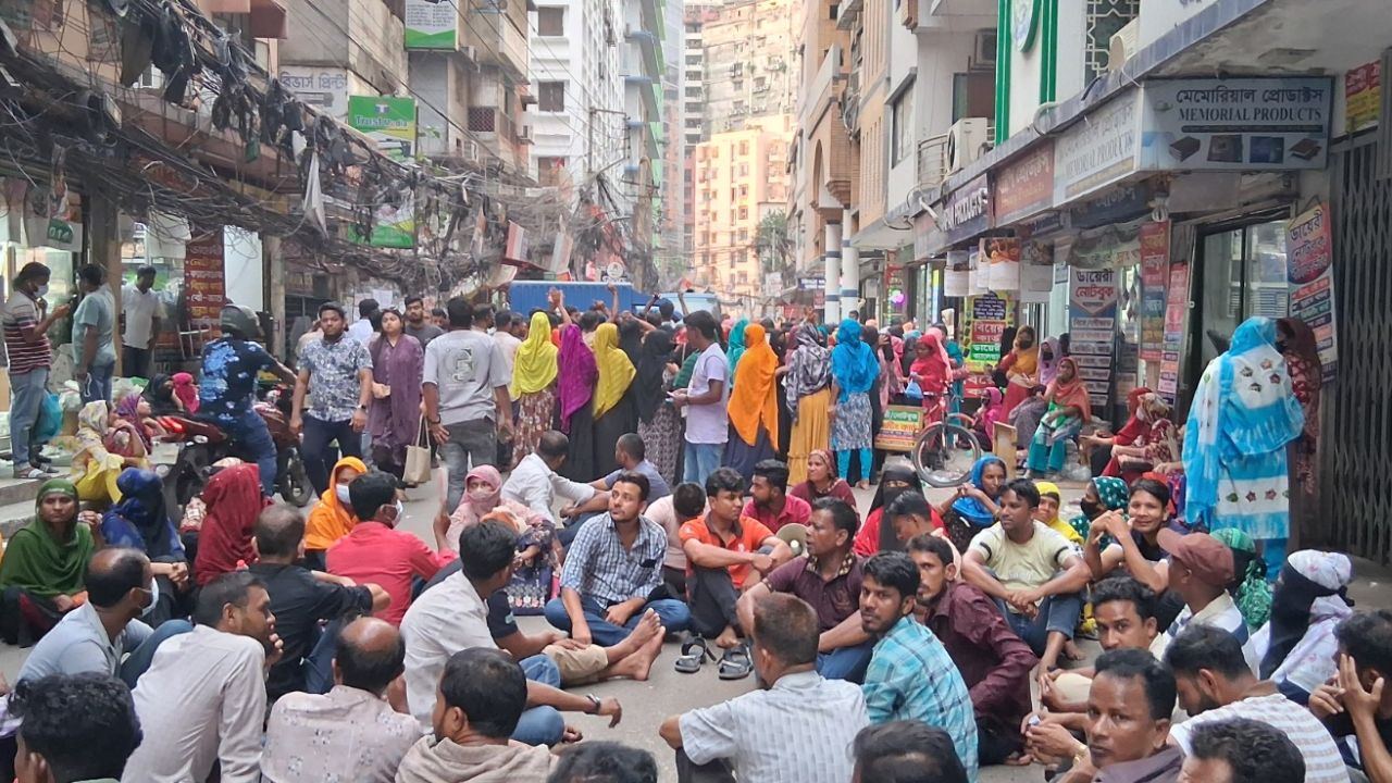 বকেয়া বেতনের দাবিতে ‘সিনহা-মেডলার গ্রুপের’ শ্রমিকদের সড়ক অবরোধ