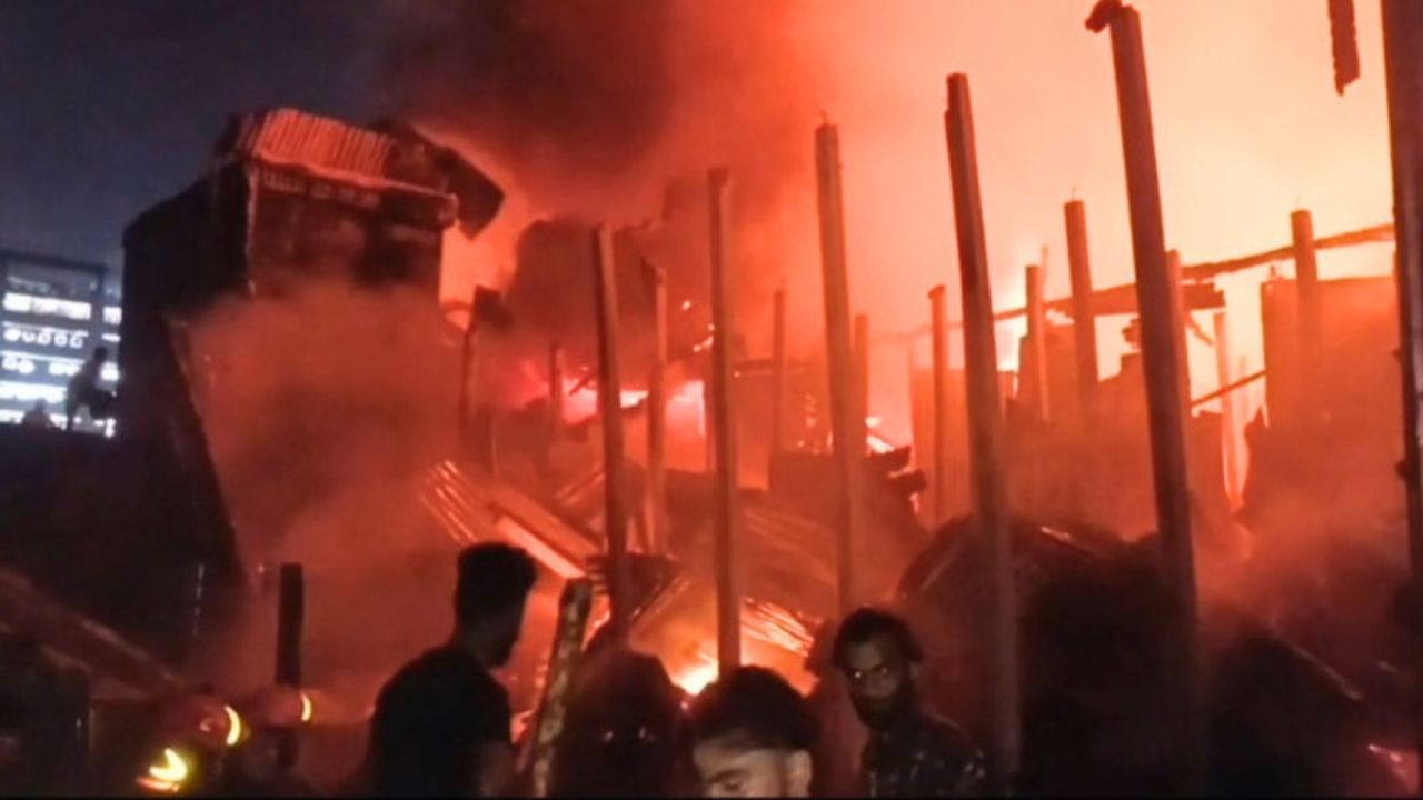 টঙ্গীর বস্তিতে ভয়াবহ আগুন, মাথা গোঁজার ঠাঁই হারাল ৫০ পরিবার