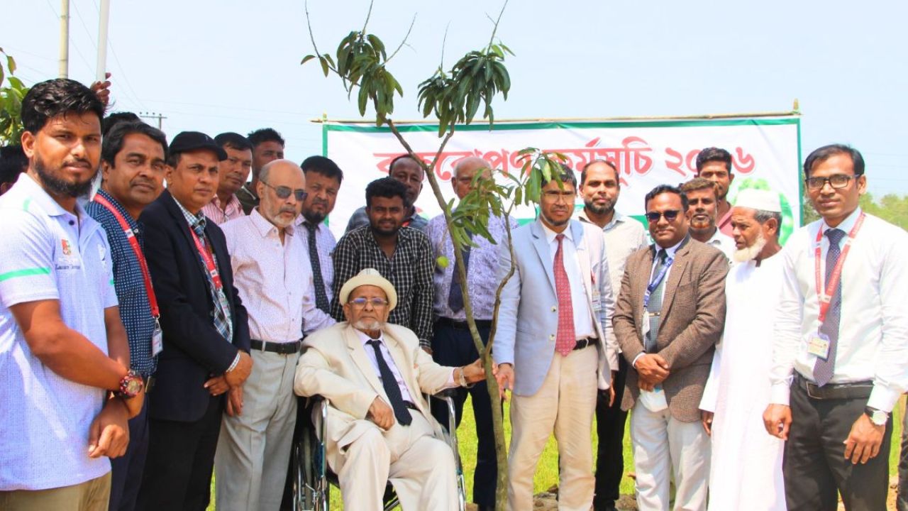 লিডিং ইউনিভার্সিটি ক্যাম্পাসে বৃক্ষরোপণ কর্মসূচির উদ্বোধন