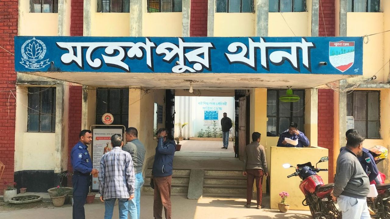 &lsquo;চোর&rsquo; সন্দেহে অসুস্থ ভ্যানচালককে গাছের সঙ্গে বেঁধে &lsquo;অমানবিক&rsquo; নির্যাতন