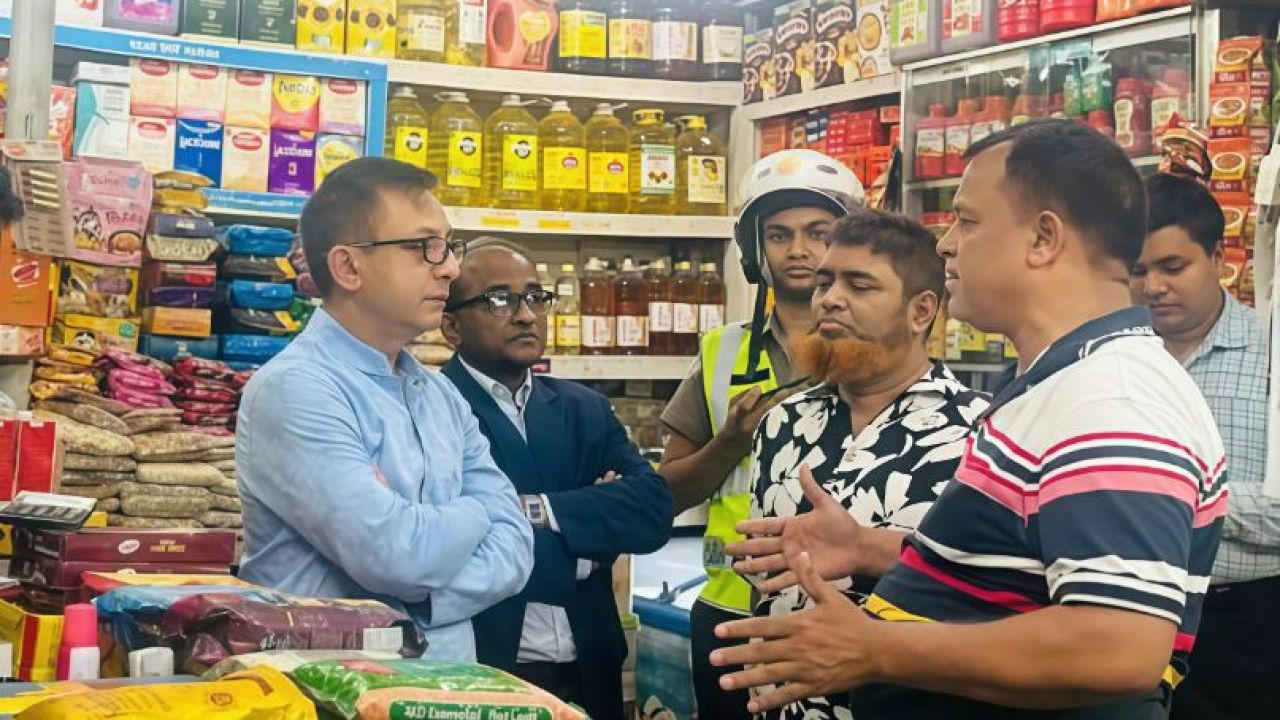 হঠাৎ বাজার পরিদর্শনে বাণিজ্যমন্ত্রী